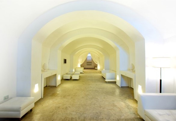 On request, the villa also has, in the basement, a large champagnerie furnished in modern style: the ideal location for organising private parties. Villa Capozza