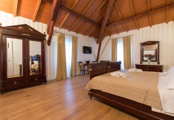The Napoleon suite on the upper floor (with king size bed and bathroom with tub), furnished with fine early 19th century furniture and also equipped with a sitting room. Villa Capozza