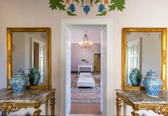 On the ground floor, a large entrance hall with fountain served by a dressing room leads into the hall of Wisteria, large and bright thanks to its balconies overlooking the pool. Villa Capozza