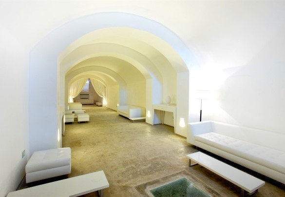 On request, the villa also has, in the basement, a large champagnerie furnished in modern style: the ideal location for organising private parties. Villa Capozza