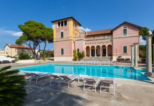 Historic residence among the most prestigious of Salento, located in Casarano, in the centre of the Salento peninsula. Villa Capozza