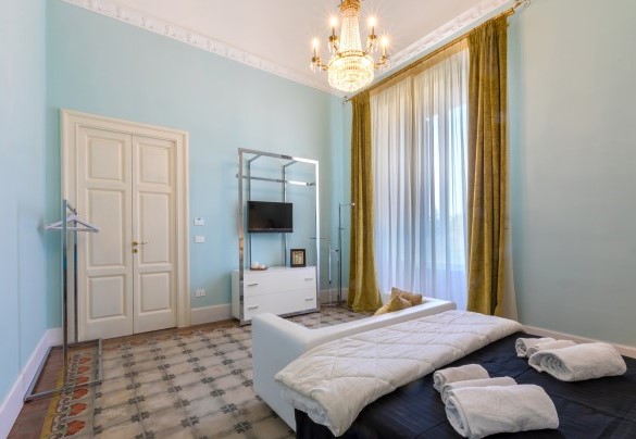 Tiffany Suite located on the ground floor, finely furnished and equipped with en suite bathroom with shower. Villa Capozza