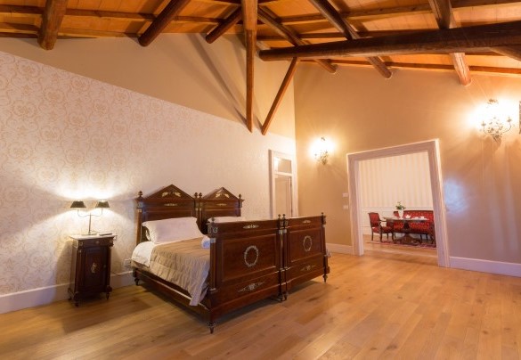 The Napoleon suite on the upper floor (with king size bed and bathroom with tub), furnished with fine early 19th century furniture and also equipped with a sitting room. Villa Capozza