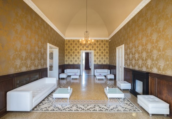 The hall of Fishes that invites you to the majestic winter garden. Villa Capozza