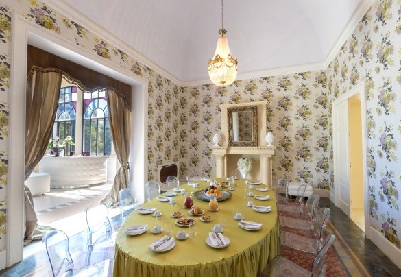 The hall of Flowers is a delightful dining room with an impressive fireplace in Lecce stone. Villa Capozza