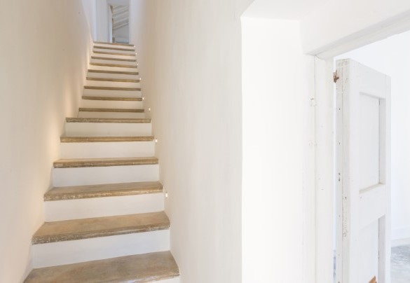 Elegante e caratteristica scala in pietra che conduce alle suite collocate al primo piano della depandance. Villa Capozza