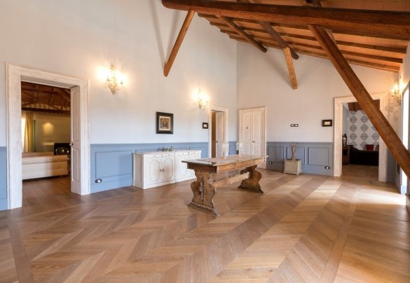 The refined living area on the upper floor acts as a crossroads for the 5 suites and the panoramic balcony overlooking the swimming pool. Villa Capozza
