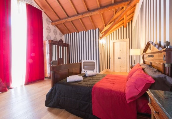 Panoramic Suite (with French size bed and bathroom with shower and bathtub), and breathtaking view of the pool area. Villa Capozza