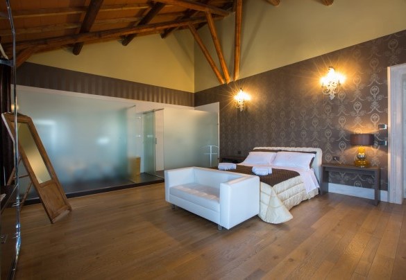 Brown Suite on the upper floor, with a more modern soul, characterized by glass walls equipped with en suite bathroom with double shower and private terrace. Villa Capozza