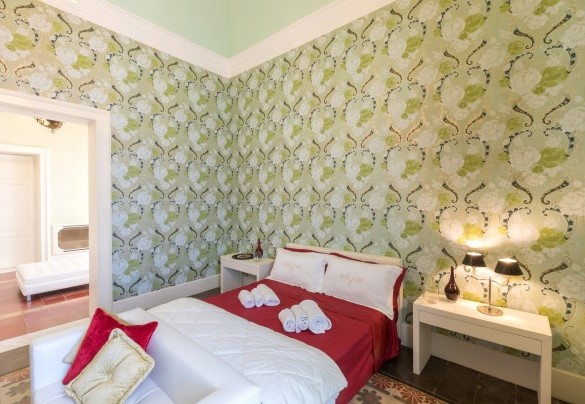 Majestic Green suite located on the ground floor with en suite bathroom with shower and private sitting room. Villa Capozza