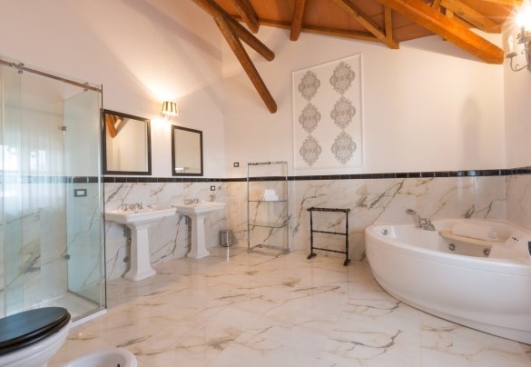 Bathroom with bathtub and shower en suite of the Panoramica suite. Villa Capozza