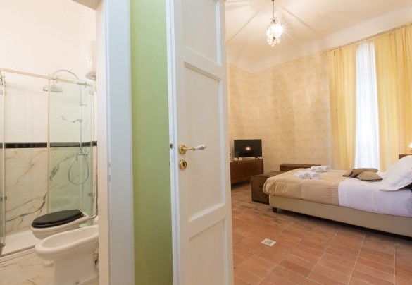 Provençal Suite, on the upper floor, furnished in the style from which it takes its name and equipped with bathroom with shower. Villa Capozza