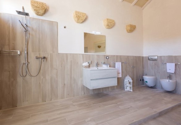 Bagno con doccia della suite Bianca. Villa Capozza