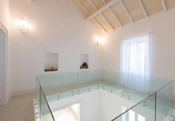 Disimpegno tra le suite della depandance. Villa Capozza 