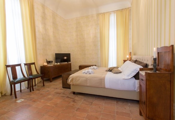 Provençal Suite, on the upper floor, furnished in the style from which it takes its name and equipped with bathroom with shower. Villa Capozza