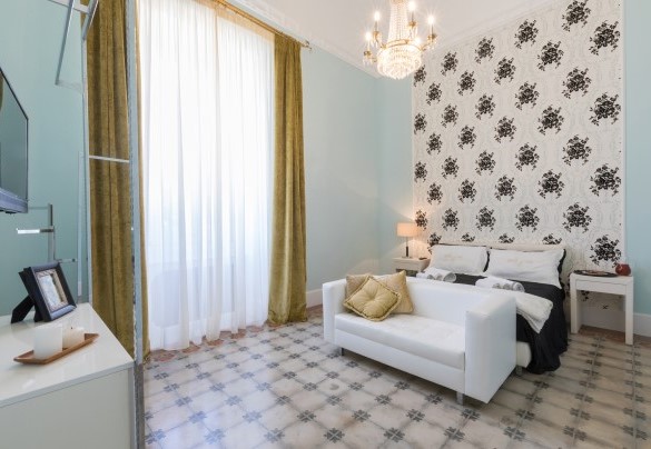 Tiffany Suite located on the ground floor, finely furnished and equipped with en suite bathroom with shower. Villa Capozza