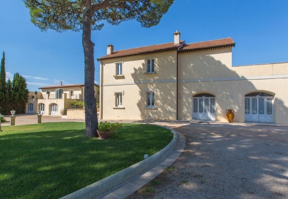 Large annex carefully renovated in pure Salento style with two suites on the first floor. Villa Capozza
