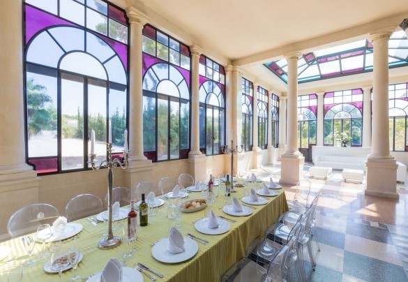 Elegant and refined dining room in the winter garden. Villa Capozza