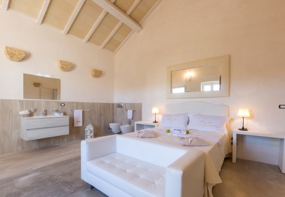 Suite bianca al primo piano della dependance, dotata di bagno en suite con doccia. Ville Capozza