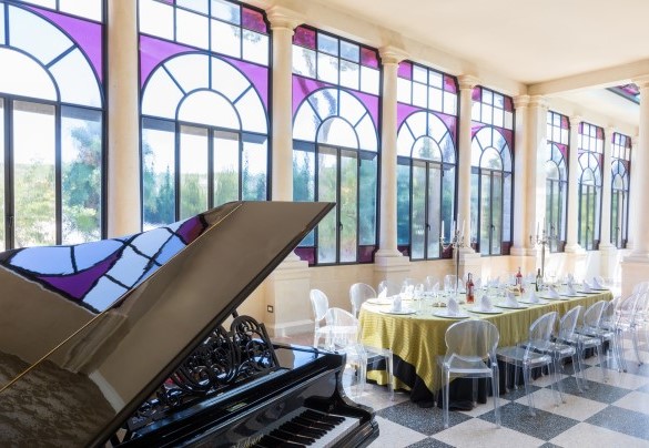 Elegant and refined dining room in the winter garden. Villa Capozza