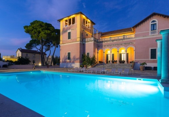 Villa dating back to the early 18th century, restructured and enlarged in 1918 by an Austrian architect. Villa Capozza