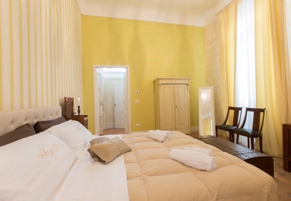 Provençal Suite, on the upper floor, furnished in the style from which it takes its name and equipped with bathroom with shower. Villa Capozza