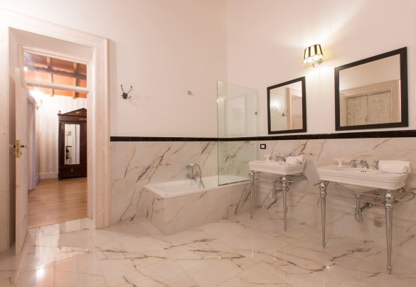 Bathroom of the Napoleone suite entirely made of fine fine marble with bathtub. Villa Capozza