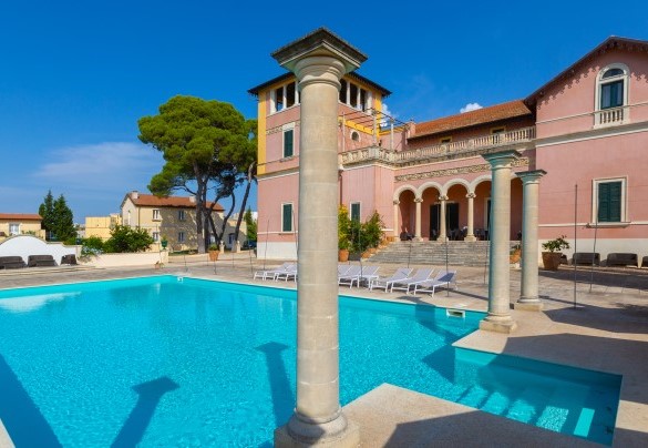 The elegant, refined infinity pool characterises the large solarium area and its considerable size (16 x 8 m) guarantees guests ideal comfort. Villa Capozza