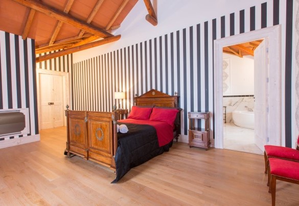 Panoramic Suite (with French size bed and bathroom with shower and bathtub), and breathtaking view of the pool area. Villa Capozza