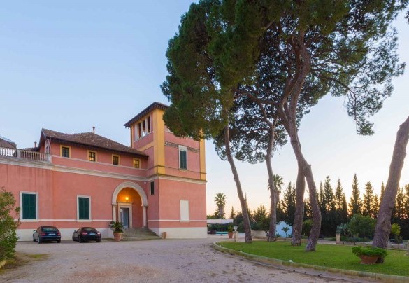 Main building is an Art Nouveau-style villa with 7 suites, all with en-suite bathroom with shower, as well as numerous living areas where you can spend moments of absolute relaxation. Villa Capozza