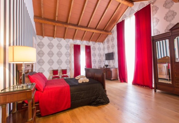 Panoramic Suite (with French size bed and bathroom with shower and bathtub), and breathtaking view of the pool area. Villa Capozza