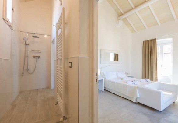 Suite Lavanda al primo piano della depandance, dotata di bagno en suite con doccia. Villa Capozza 