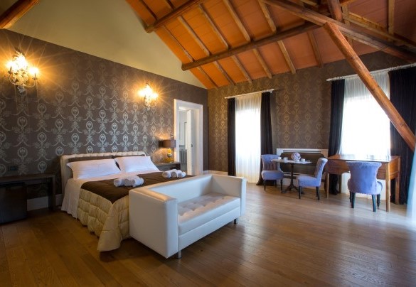 Brown Suite on the upper floor, with a more modern soul, characterized by glass walls equipped with en suite bathroom with double shower and private terrace. Villa Capozza