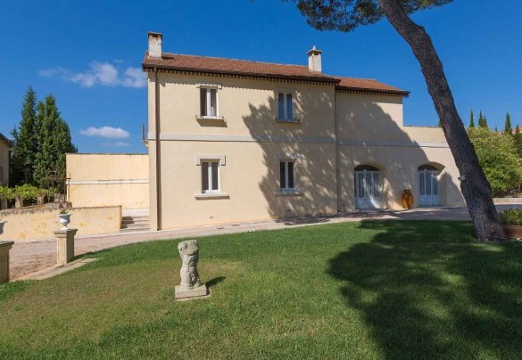 Large annex carefully renovated in pure Salento style with two suites on the first floor. Villa Capozza