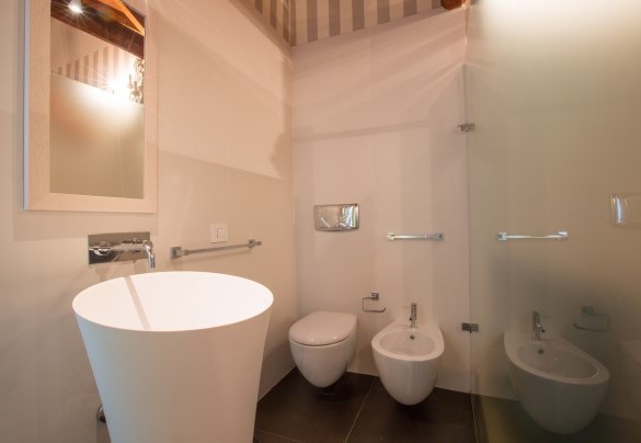 Bathroom with shower in the Abaino suite. Villa Capozza 