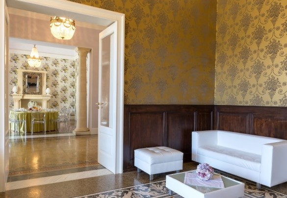 The hall of Fishes that invites you to the majestic winter garden. Villa Capozza