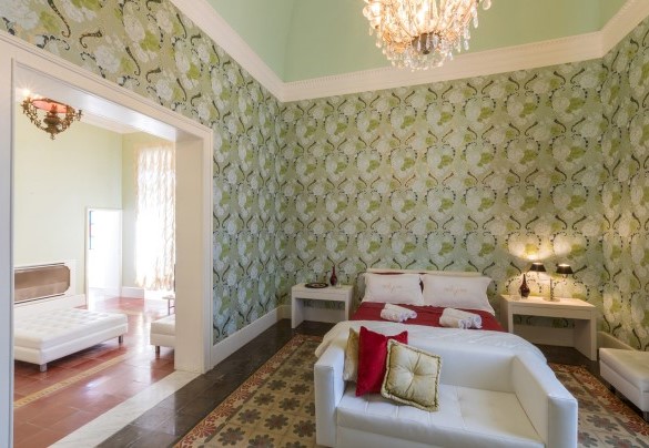 Majestic Green suite located on the ground floor with en suite bathroom with shower and private sitting room. Villa Capozza