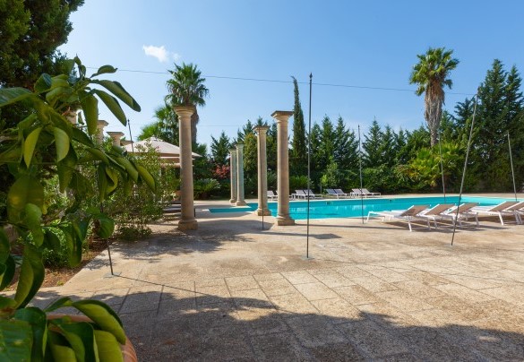The elegant, refined infinity pool characterises the large solarium area and its considerable size (16 x 8 m) guarantees guests ideal comfort. Villa Capozza