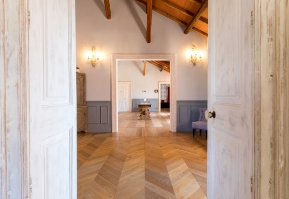 Raffinata zona living al piano superiore della villa principale fa da crocevia per le 5 suite e il balcone panoramico con vista sulla piscina. Villa Capozza