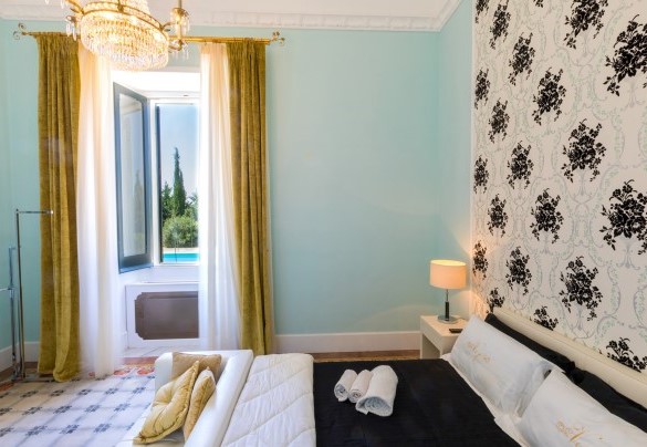 Tiffany Suite located on the ground floor, finely furnished and equipped with en suite bathroom with shower. Villa Capozza