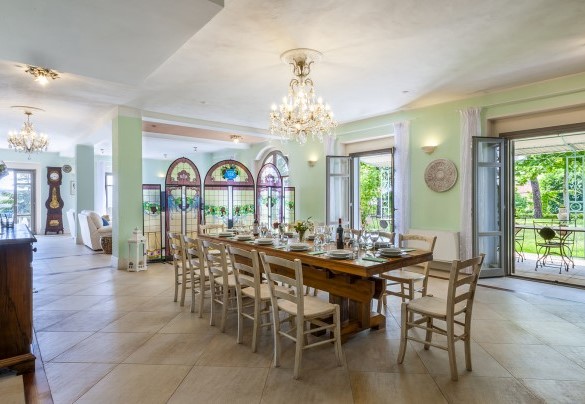 The elegant dining area, in open space with the living room and with direct access to the porch - Villa Cappelletti