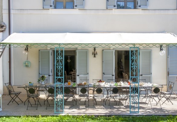 Pergola for al fresco breakfasts and dinners, next to the dining area - Villa Cappelletti
