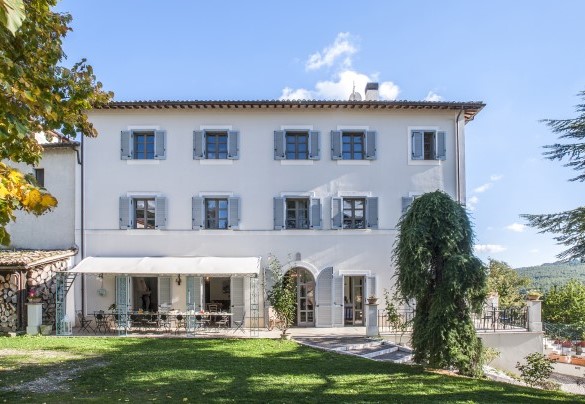 Side view of the house and the upper terrace with the pergola equipped with tables and chairs – Villa Cappelletti