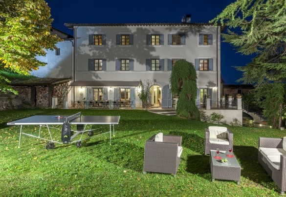 The pergola and relaxation area in the colours of the evening - Villa Cappelletti