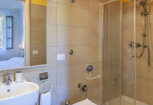 Bathroom n.2 with shower, en-suite to suite n.2 – Villa Cappelletti