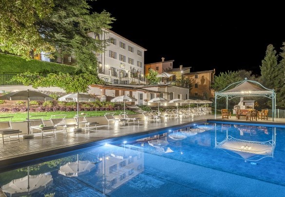 The swimming pool in the colours of the sunset - Villa Cappelletti