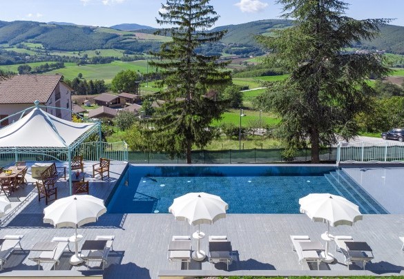 Bird's-eye view of the panoramic infinity pool and the pristine Colfiorito plateau - Villa Cappelletti