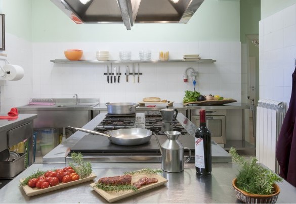 The kitchen equipped with professional elements and with a wood-fired oven - Villa Cappelletti