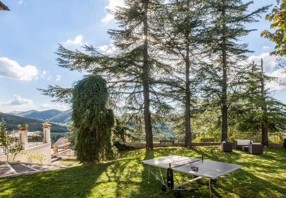 Relaxation area on the upper terrace of the garden, with sofas and ping-pong table – Villa Cappelletti