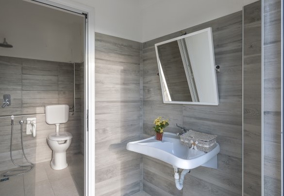 Bathroom with shower next to the pool – Villa Cappelletti